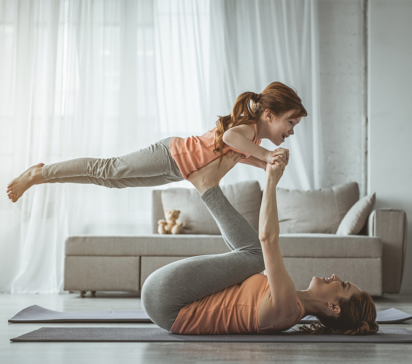 Μητέρα με παιδί κάνει yoga